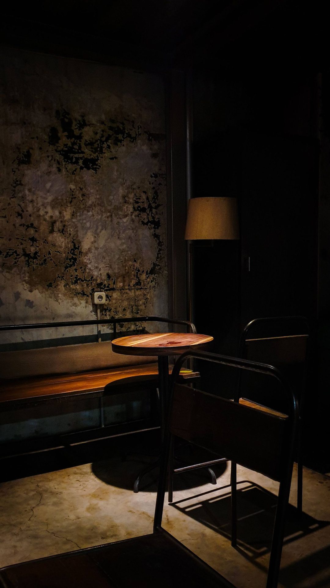 Ruhiger Tisch im warmen Licht der Taverne Stadtblick